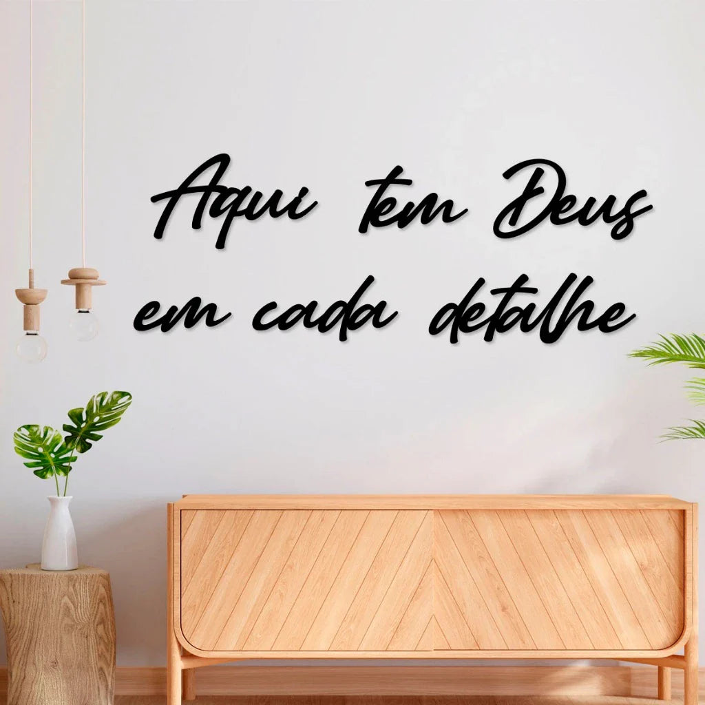 Frase Vazada Aqui Tem Deus – Feito em Madeira