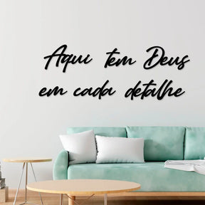 Frase Vazada Aqui Tem Deus – Feito em Madeira